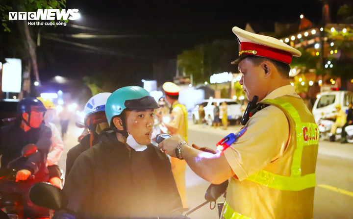 Công an tỉnh Bình Định tích cực ra quân kiểm tra, xử lý nồng độ cồn năm 2024.