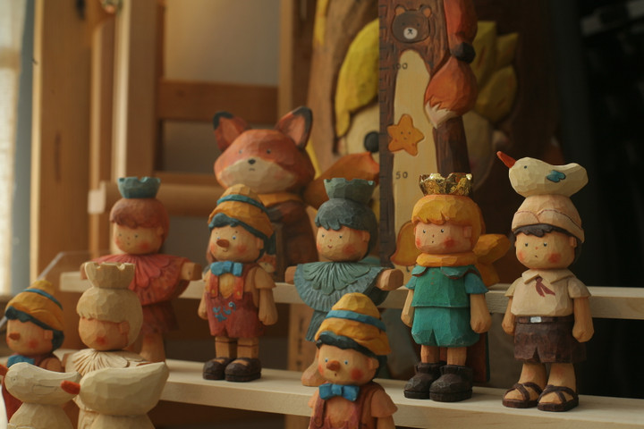 Một số nhân vật gỗ đáng yêu được Hiến khắc cho dịp Giáng sinh.