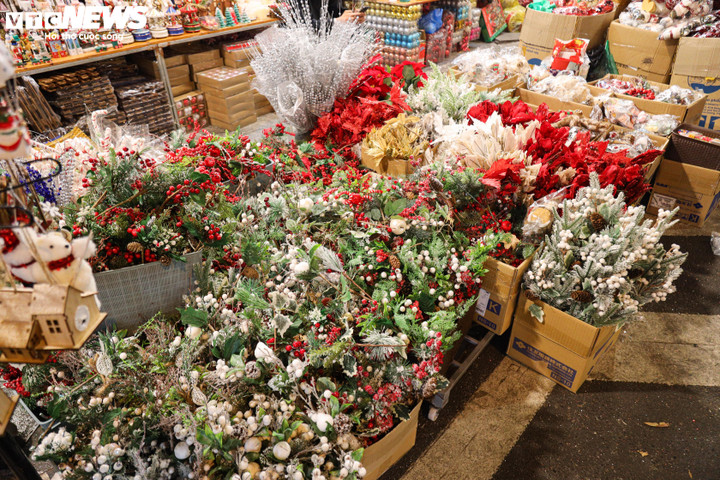 Đủ món đồ trang trí cây thông Noel.