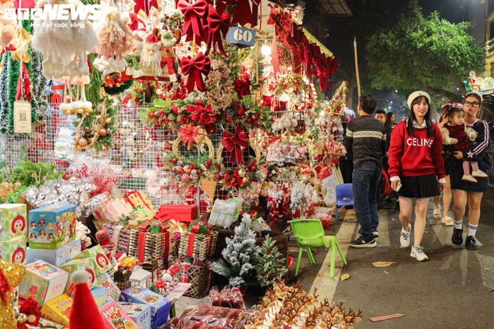 Những ngày này, phố Hàng Mã (quận Hoàn Kiếm, Hà Nội) đã rất nhộn nhịp. Khách hàng nối tiếp nhau đi mua sắm đồ trang trí Giáng sinh, trong khi người bán thì đã bung hết hàng, trưng bày cầu kỳ, bắt mắt để mời chào người mua.