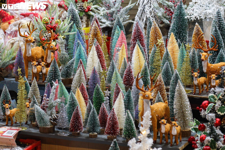 Cây thông Noel túi mù độc lạ hút khách dịp Giáng sinh - 10