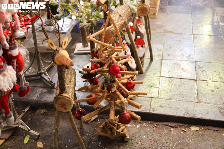 Cây thông Noel túi mù độc lạ hút khách dịp Giáng sinh - 19