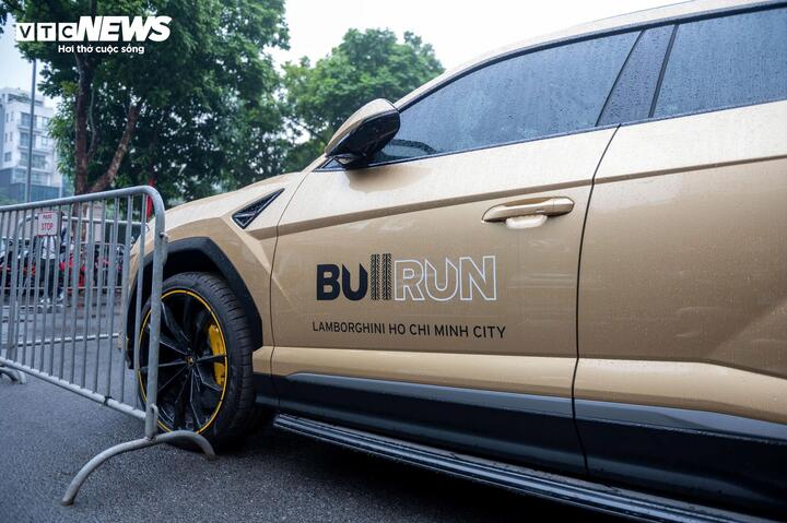 Lamborghini Urus có giá lăn bánh khoảng 18 tỷ đồng. 