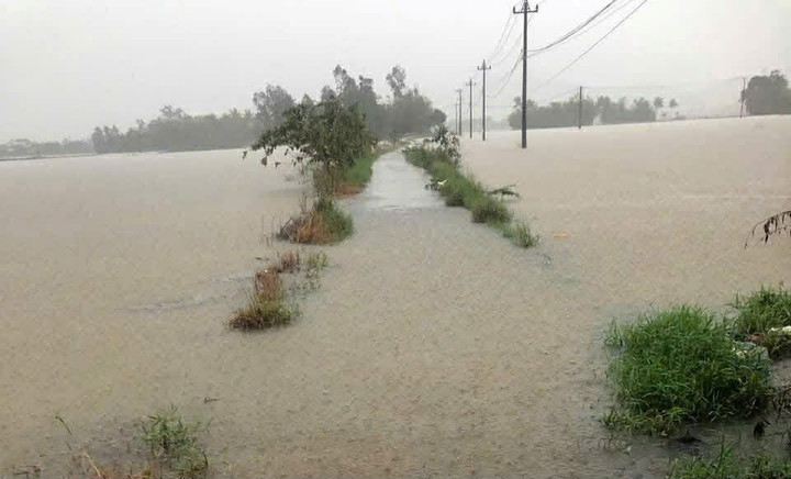 Mưa lớn gây ngập đường trên địa bàn thị xã Đông Hòa.