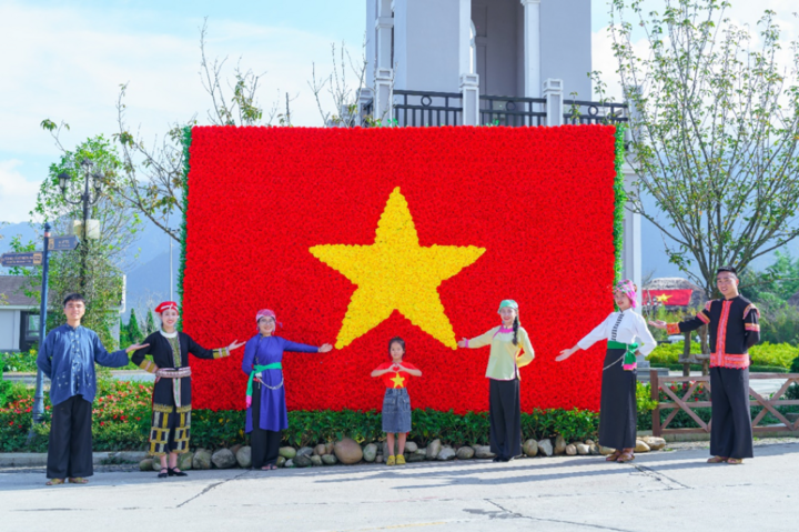 Hình ảnh lá cờ đỏ, sao vàng tại khu du lịch Fansipan dịp 2/9