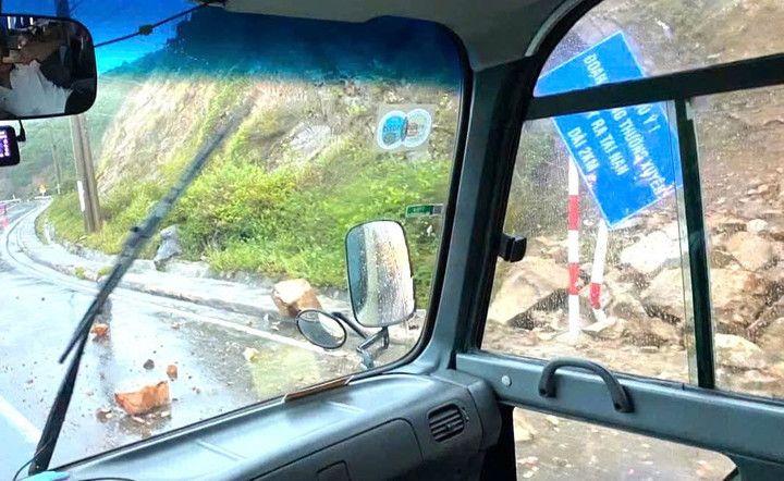 Đất đá rơi xuống đường nguy hiểm cho người tham gia giao thông (ảnh: Người dân cung cấp)