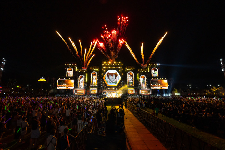 Sân khấu hoành tráng, mãn nhãn của SOHO Fest ngày 16/11 minh chứng cho sự đầu tư của Masterise Homes nhằm mang đến những trải nghiệm chưa từng có tại Việt Nam cho cư dân và du khách.