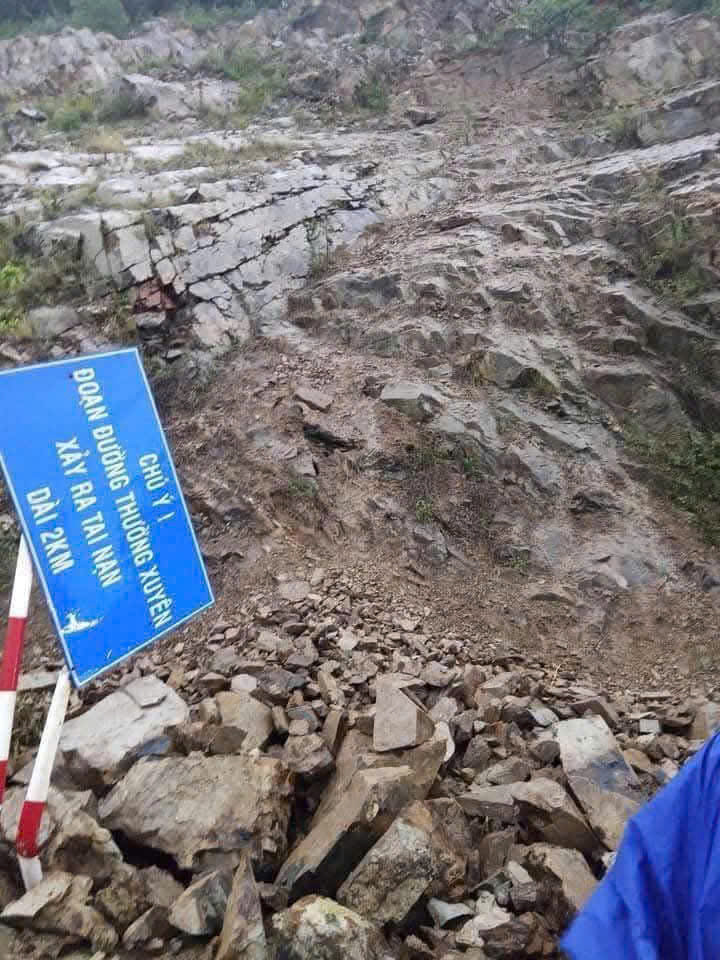Đất đá rơi xuống đường Nguyễn Tất Thành (đèo Cù Hin) vào sáng 11/12 (Ảnh: Người dân cung cấp)