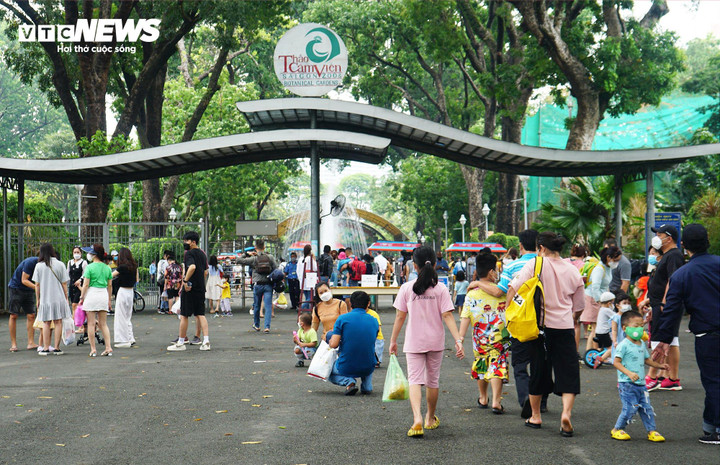 Thảo Cầm Viên luôn đông đúc khách trong các dịp cuối tuần và nghỉ lễ. (Ảnh: Hoàng Thọ)