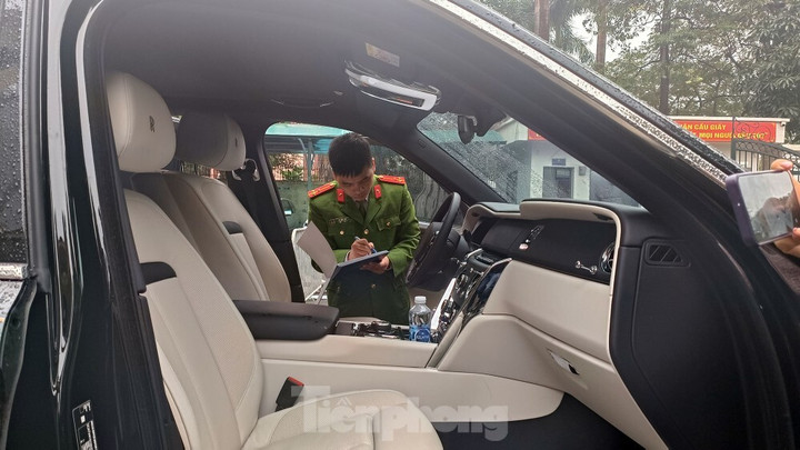 Cảnh sát kiểm tra bên trong xe Rolls-Royce BKS 51K 433.33 của Phó Đức Nam.