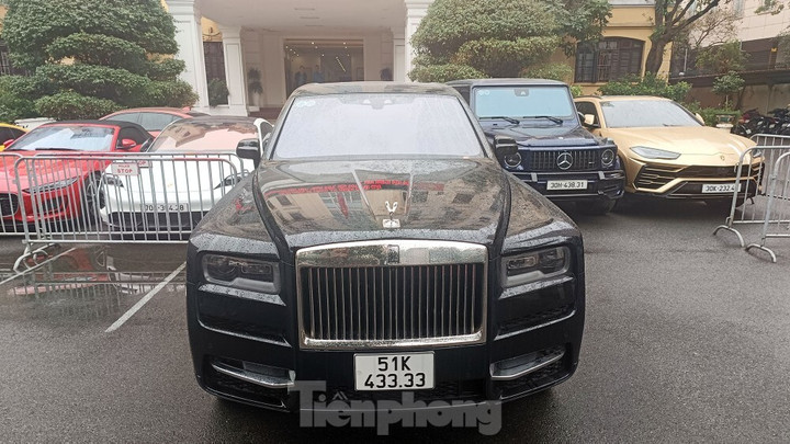 Rolls-Royce BKS 51K 433.33 của Phó Đức Nam nổi bật trong số các siêu xe khác.