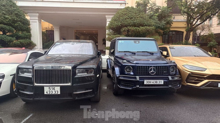 Chiếc xe Rolls-Royce BKS 51K 433.33 của Phó Đức Nam - Mr Pips thường được đối tượng sử dụng làm hình ảnh đăng tải khoe khoang cuộc sống xa hoa, giàu sang trên mạng xã hội.