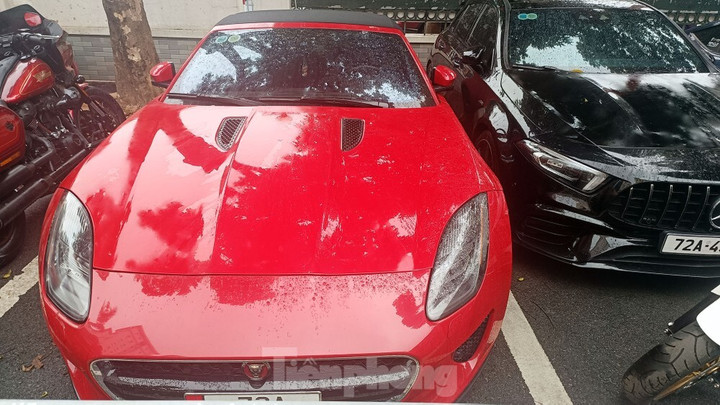 Chiếc Jaguar màu đỏ khác liên quan trong vụ án.
