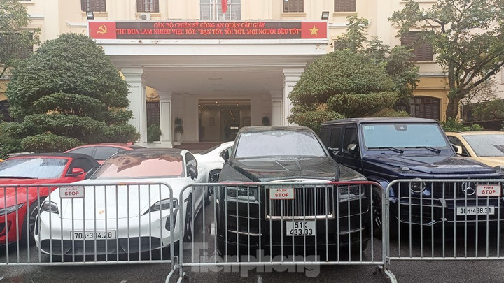 Đáng chú ý, số xe sang, siêu xe thu giữ trong đường dây này có những chiếc thuộc bản hiếm trên thị trường như: xe Rolls-Royce BKS 51K 433.33 của Phó Đức Nam; xe sang G63,Jaguar, Lamborghini, Mecerdes AMG...