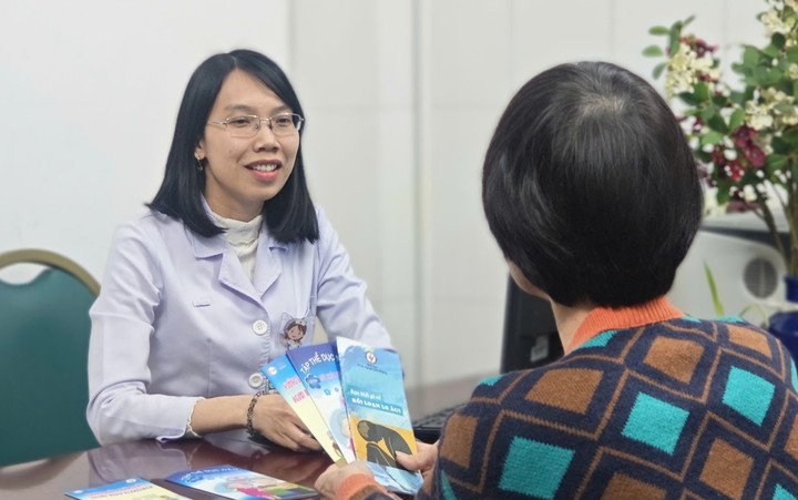 Bác sĩ Viện Sức khỏe Tâm thần, Bệnh viện Bạch Mai tư vấn sức khoẻ cho người bệnh. (Ảnh: BVCC)