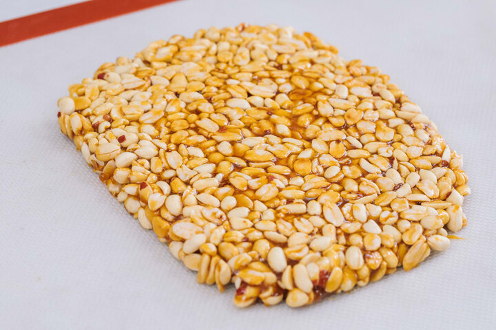 Ép kẹo tạo thành khối vuông vắn. (Ảnh: Douguo)