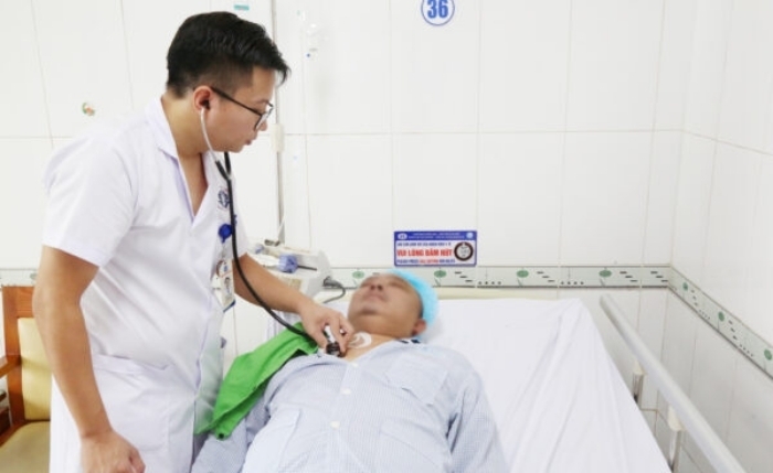 Bác sĩ kiểm tra sức khoẻ cho người bệnh tổn thương não. (Ảnh: BVCC)