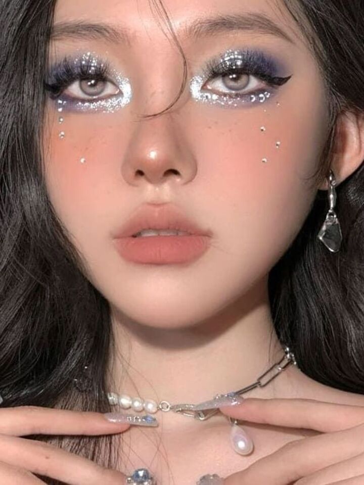 Bạn có thể chọn trang điểm làm nổi bật vùng mắt, toàn gương mặt hoặc tự nhiên.