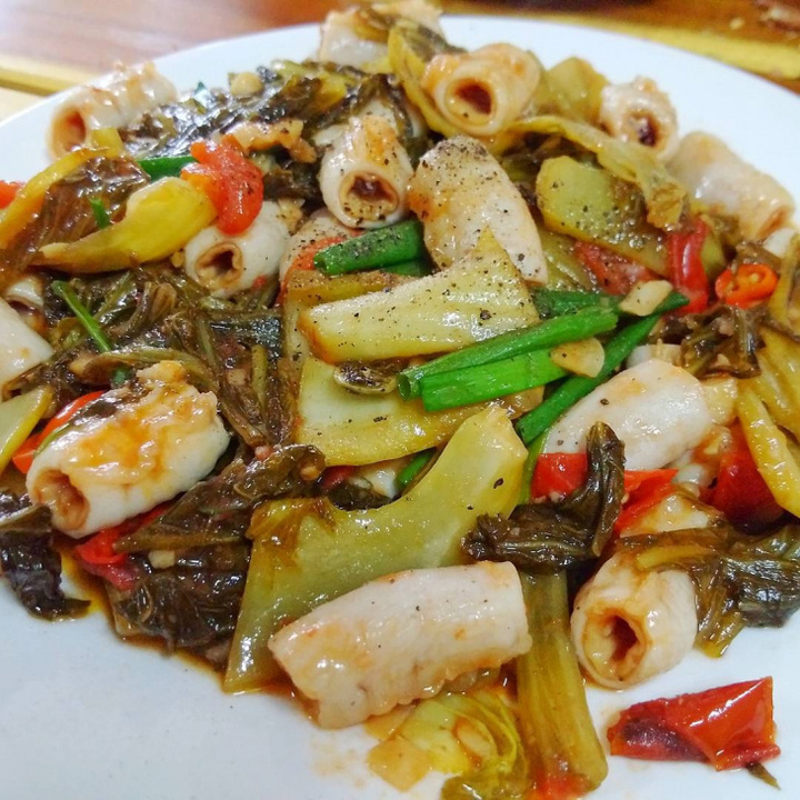 Món lòng xào dưa chua hấp dẫn. (Ảnh: MATIKA)