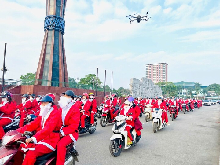 300 ông già Noel thu hút sự chú ý trên đường phố Thái Nguyên.