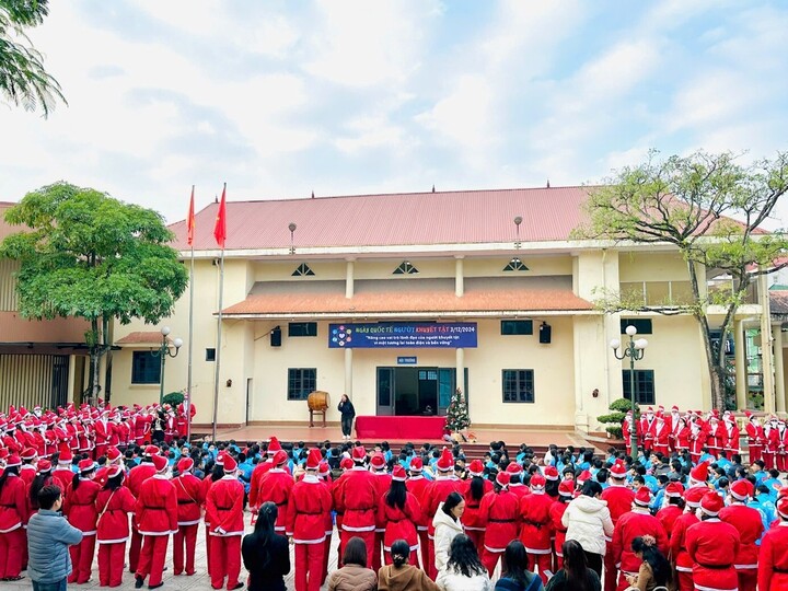 300 ông già Noel tại Trung tâm hỗ trợ phát triển GDHN trẻ khuyết tật Thái Nguyên.