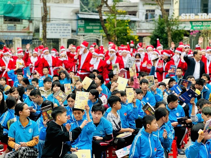 Niềm vui của các em nhỏ khi được nhận quà từ Ông già Noel.