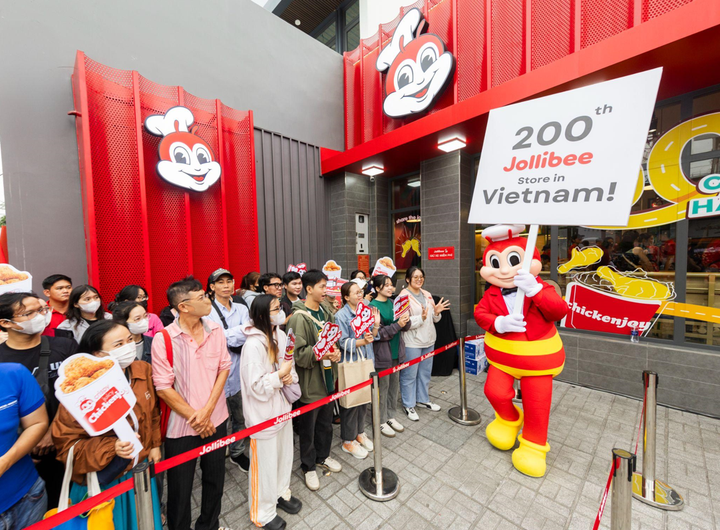 Khách hàng xếp hàng từ sớm đón chào sự kiện khai trương cửa hàng thứ 200 của Jollibee Việt Nam.