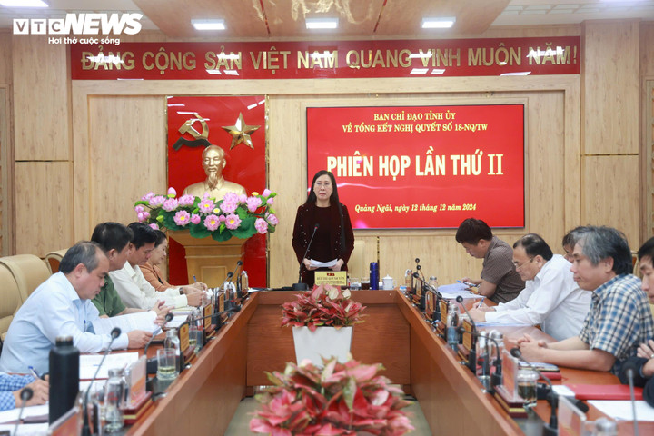 Bà Bùi Thị Quỳnh Vân - Bí thư Tỉnh ủy Quảng Ngãi chủ trì phiên họp.