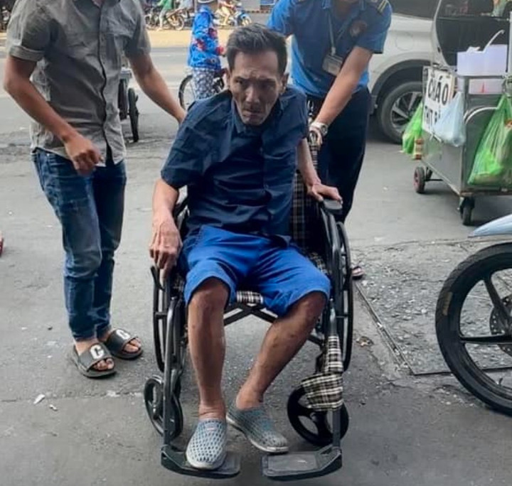 Thương Tín hiện không thể tự đi lại.