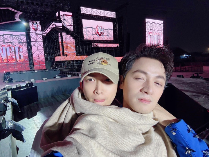 Khu vực sân khấu lộng gió, nhiệt độ hạ thấp vào buổi tối. Ban tổ chức đã chuẩn bị kẹo, nước, miếng giữ nhiệt cho người hâm mộ. Những khán giả đi hạng vé đứng được khuyến cáo không nên xếp hàng từ quá sớm do thời tiết rất lạnh.