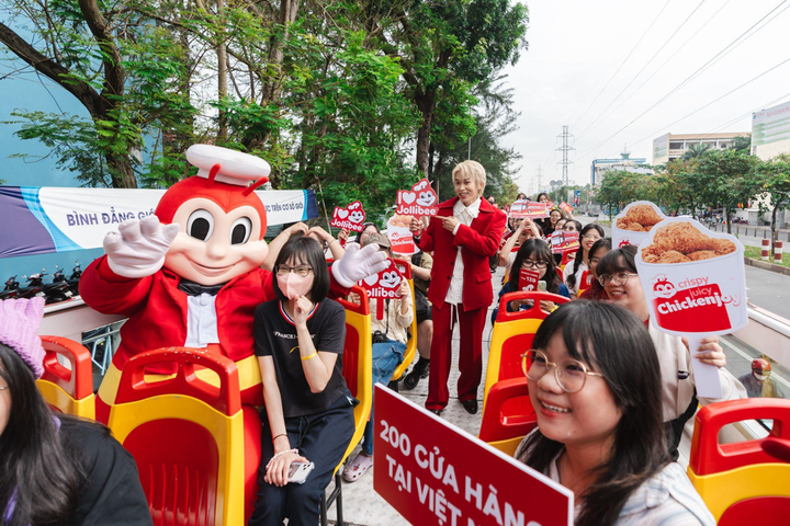 Chuyến xe “Hành trình 200 cửa hàng” của Jollibee chở Kay Trần và fan hâm mộ đến khuấy động sự kiện khai trương.