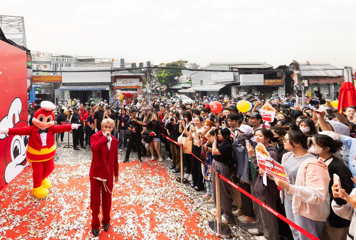“Anh tài” Kay Trần làm nóng sự kiện bằng những bài hit và vũ đạo sôi động.