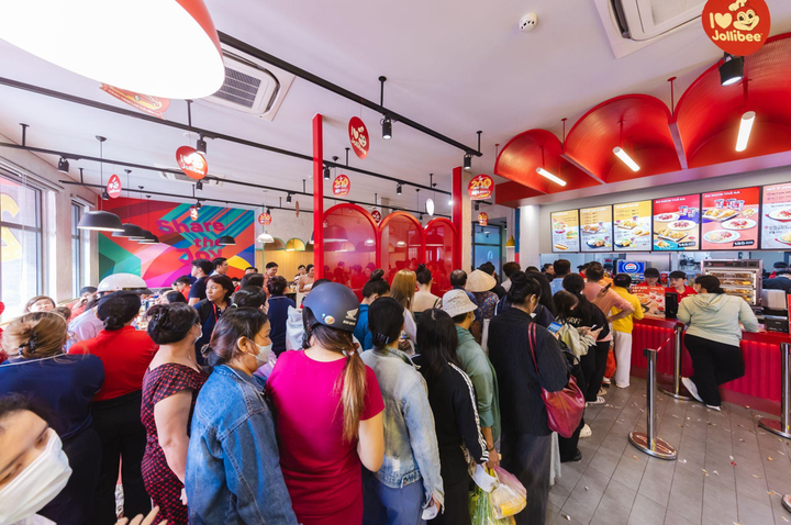 Nhiều khách hàng ở khu vực Quận 6 đã có mặt tại cửa hàng thứ 200 để thưởng thức ẩm thực.