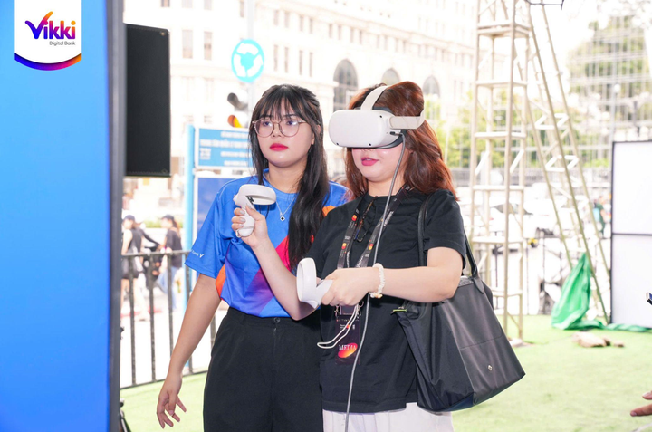 Rất nhiều khách tham quan tới và thử sức với công nghệ AR tại quầy của ngân hàng số Vikki.