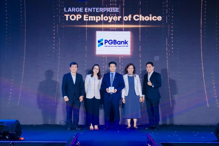 Ông Trần Văn Luân, Phó TGĐ thường trực Ngân hàng PGBank nhận giải thưởng.