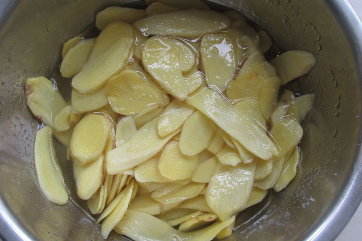 Ngâm gừng trong vòng 4-5 tiếng với nước lạnh. (Ảnh: Douguo)