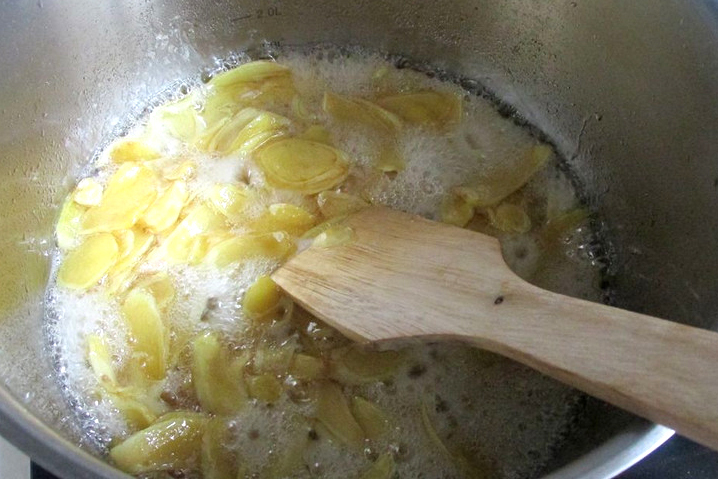 Đảo gừng trên bếp với lửa nhỏ. (Ảnh: Douguo)