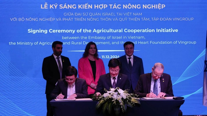 Đại sứ quán Israel tại Việt Nam, Bộ Nông nghiệp và Phát triển Nông thôn Việt Nam, cùng Quỹ Thiện Tâm thuộc Tập đoàn Vingroup đã ký kết biên bản ghi nhớ nhằm chuyển giao công nghệ tưới tiêu hiện đại của Israel tới nông dân tại 10 tỉnh của Việt Nam. (Ảnh: Gia Thành/Báo Thế giới và Việt Nam)