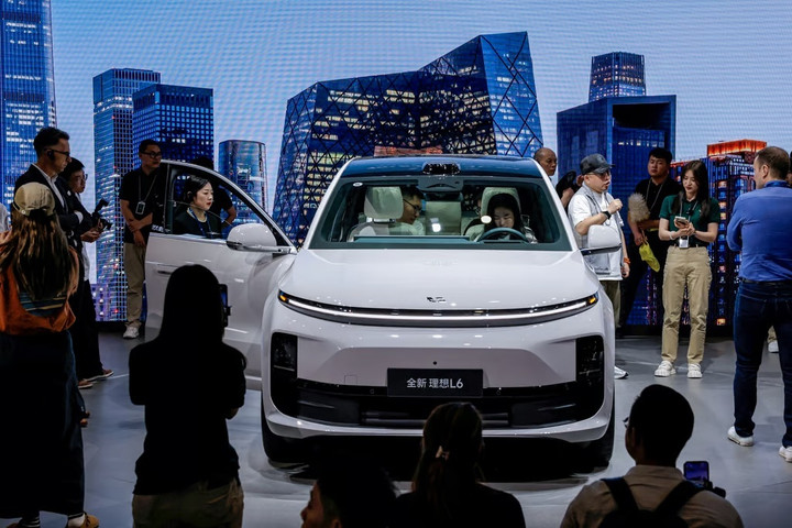 Một mẫu xe của Li Auto được trưng bày tại gian hàng của mình trong Triển lãm ô tô quốc tế Bắc Kinh ngày 25/4. (Ảnh: Reuters/Tingshu Wang)