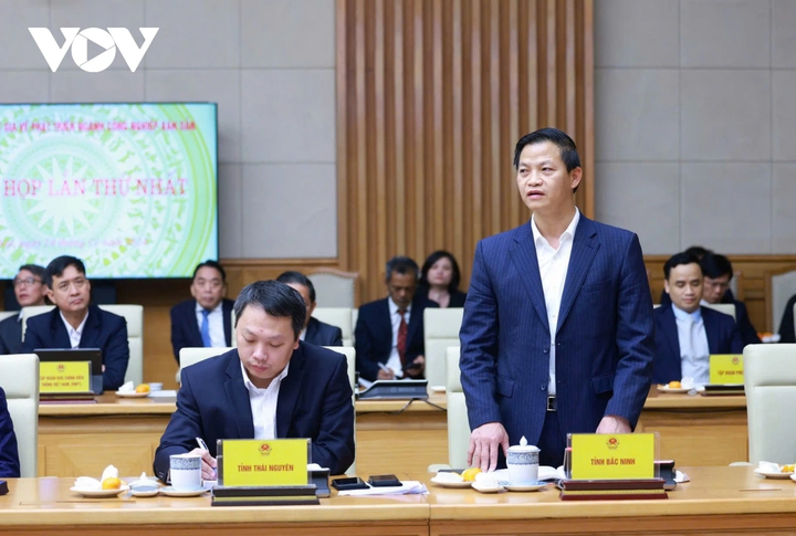 Chủ tịch UBND tỉnh Bắc Ninh Vương Quốc Tuấn phát biểu tại phiên họp.