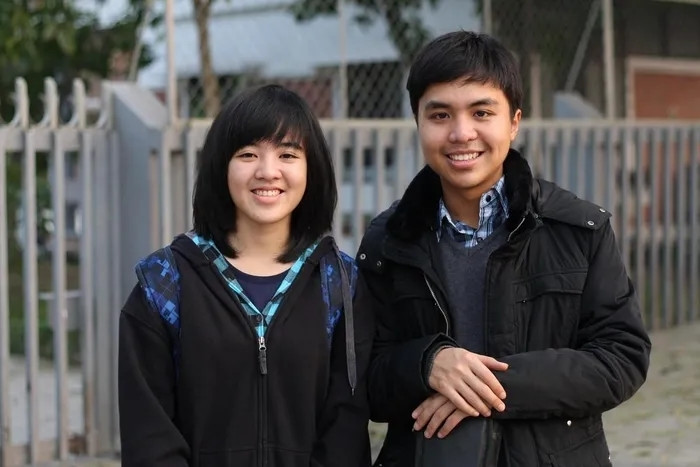 Những bức ảnh chụp chung của 2 anh em đáng yêu được cư dân mạng "đào" lại.