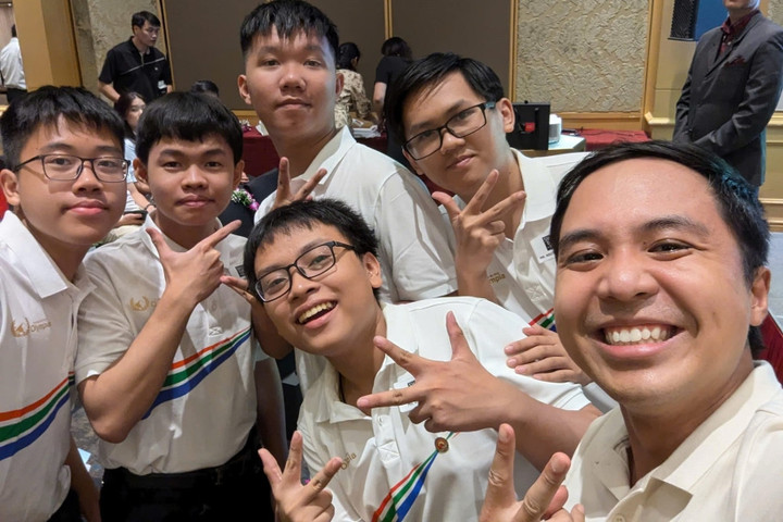 Phan Minh Đức chụp ảnh cùng các thí sinh tham dự trận chung kết Đường lên đỉnh Olympia năm thứ 24. (Ảnh: NVCC)