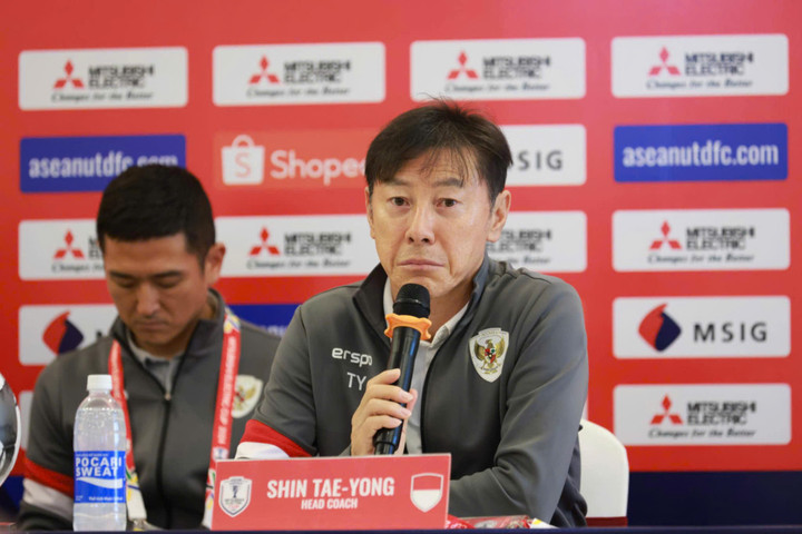 HLV Shin Tae-yong trả lời họp báo.