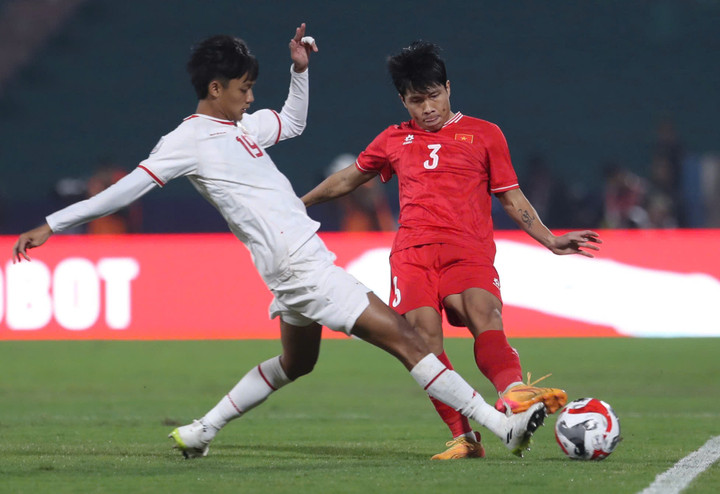 Hàng thủ Việt Nam thiếu tập trung.