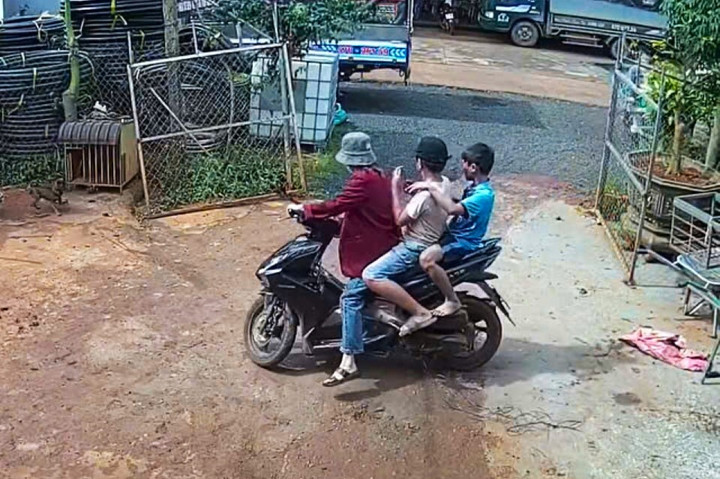 Các em học sinh thương tích đầy mình do pháo nổ. (Ảnh cắt từ clip)