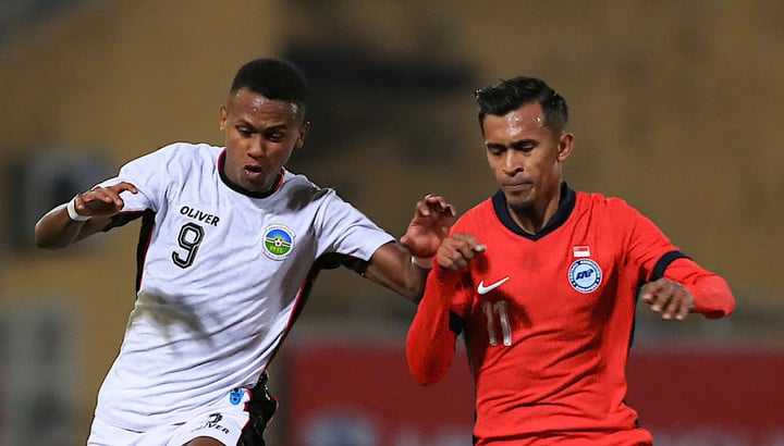 Timor Leste (trắng) bị loại khỏi AFF Cup 2204.