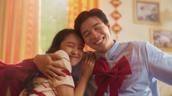 Khoảnh khắc gia đình đầm ấm được khắc họa trong MV “Vì Tết nhà là Vô giá" kết hợp cùng ca sĩ Bùi Công Nam. (Ảnh: Home Credit)