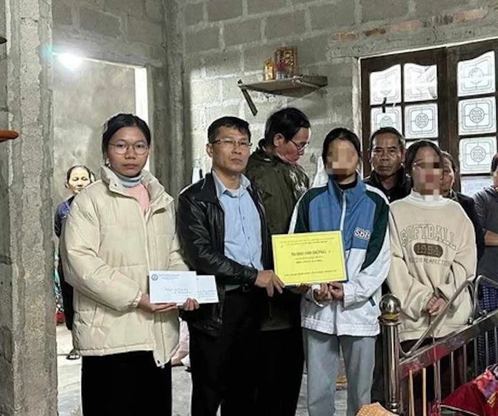 Thạc sĩ Trương Thế Quy (áo khoác da đen) về tận gia đình trao số tiền ủng hộ cho chị em Bảo V. bằng hình thức chuyển tiền qua tài khoản.