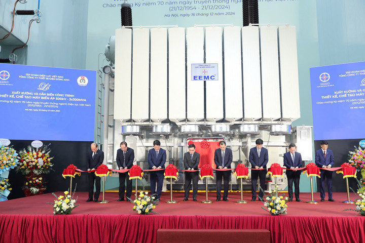 Cắt băng tại lễ xuất xưởng.