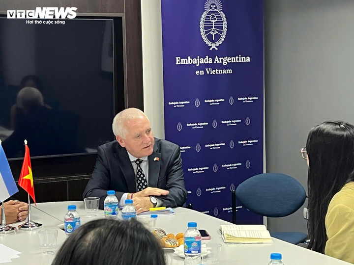 Đại sứ Argentina Marcos A. Bednarski chia sẻ tại họp báo chia sẻ về những hoạt động đầu tiên trong nhiệm kỳ công tác.